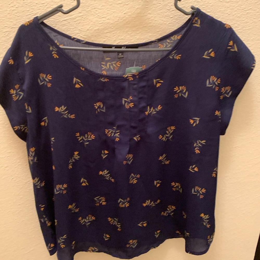NWT Alice Blue Navy Floral Shell